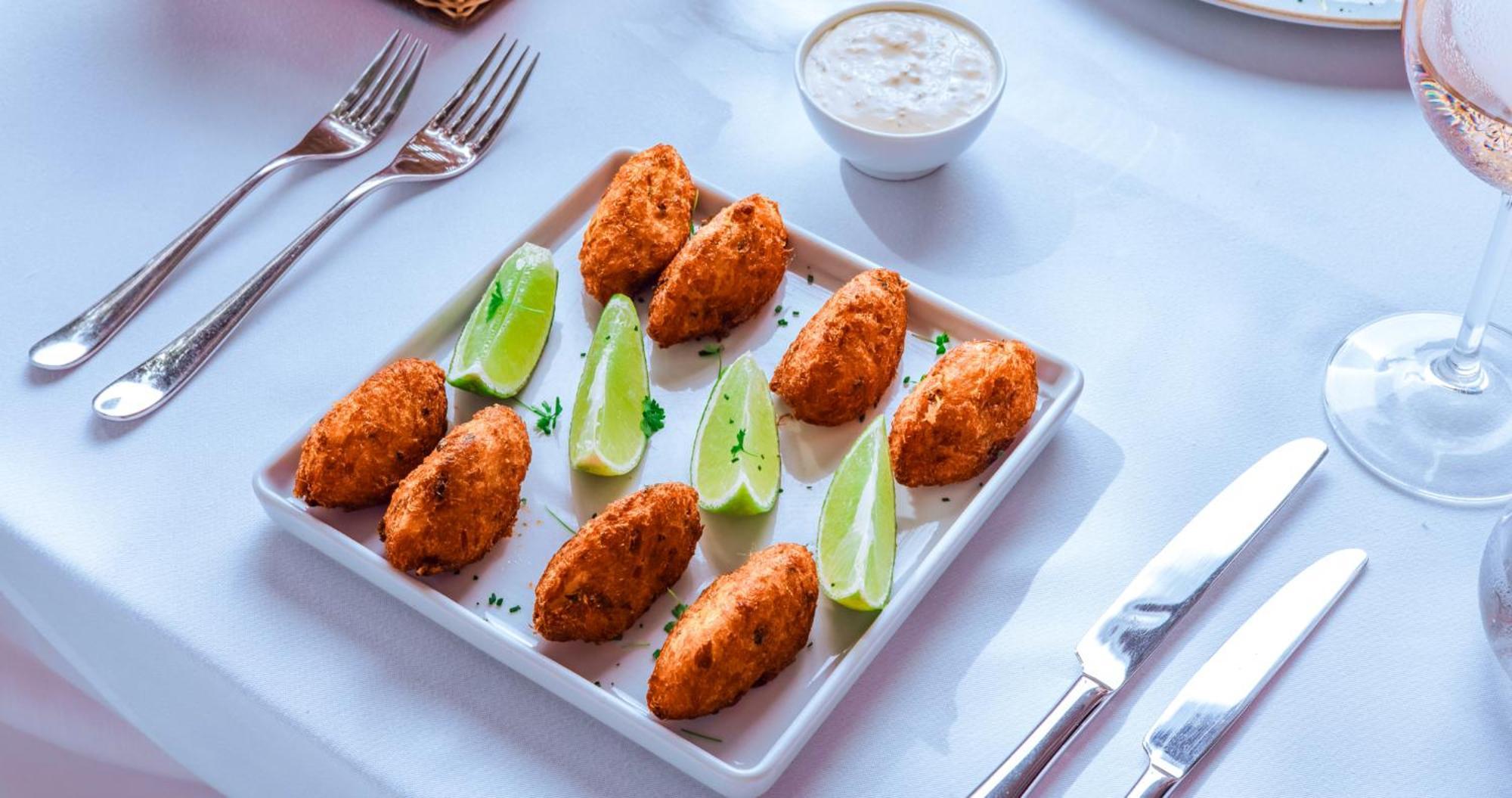 Dpny Beach Hotel & Spa Ilhabela Eksteriør billede Crab cakes