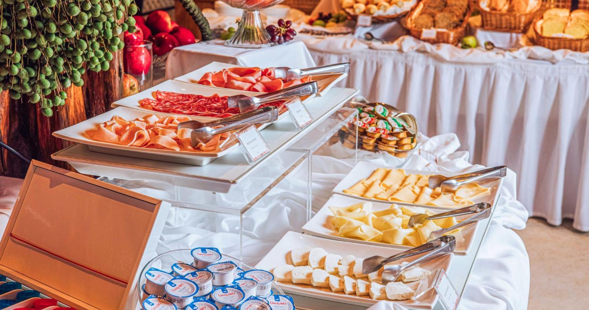 Dpny Beach Hotel & Spa Ilhabela Eksteriør billede A buffet